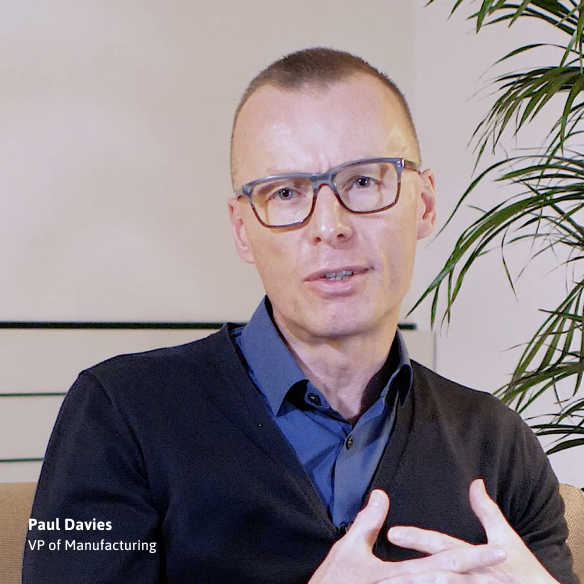 Paul Davies s okuliarmi, v modrej košeli a čiernom pulóvri.  Paul Davies s okuliarmi, v modrej košeli a čiernom pulóvri.